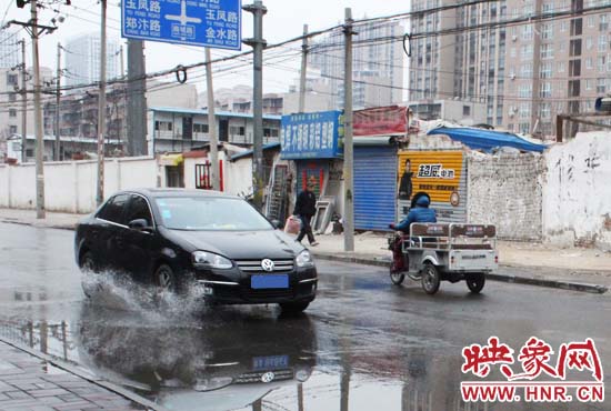 機動車路過，濺起一米多高的水花