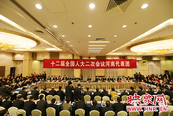 3月5日下午，第十二屆全國人代會河南代表團(tuán)召開全體會議，議論政府工作報(bào)告。