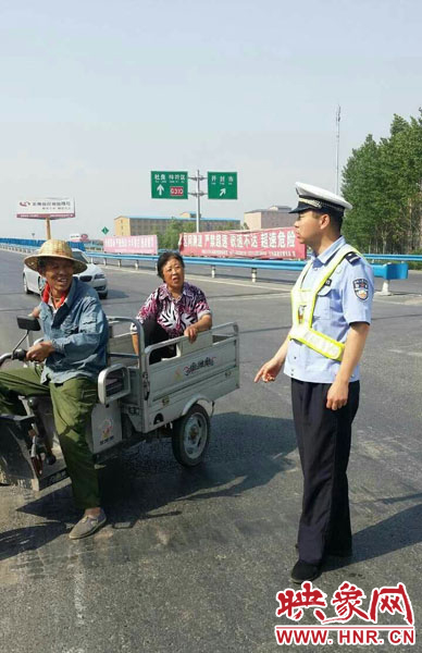 為抄近道走親戚，開封老漢騎電動三輪車上高速。
