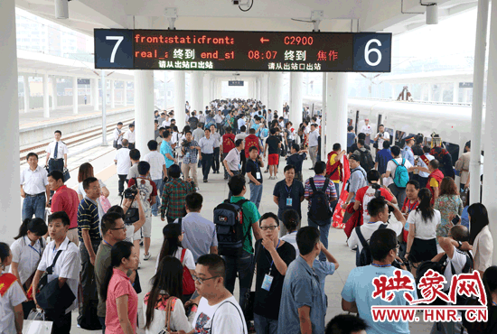 自6月25日鄭焦城際鐵路開通以來，客流量遠(yuǎn)遠(yuǎn)超出預(yù)期。