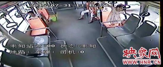 家長放任小孩在車廂內玩耍，甚至站到座椅上。