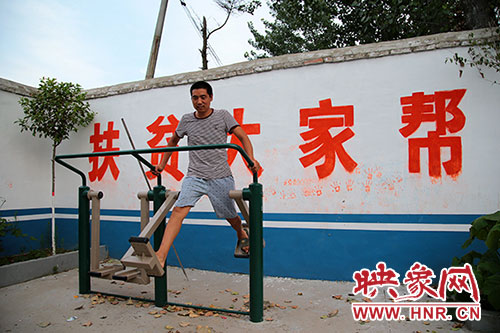 張國(guó)敬堅(jiān)持在村中的文化廣場(chǎng)上做著恢復(fù)性鍛煉。