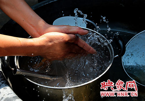 洗碗洗菜對(duì)于雙眼失明的張國(guó)敬來說，需要比常人花上更多的時(shí)間。