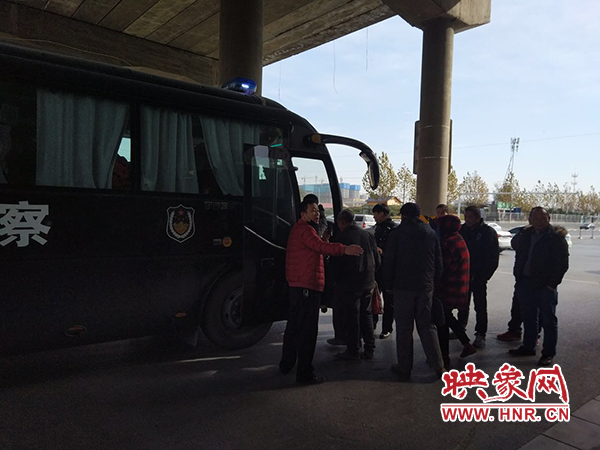 警方調(diào)來車輛，將超載人員轉(zhuǎn)運走
