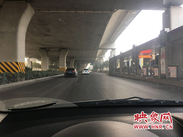 限行首日，三環(huán)橋上橋下，車輛不多，交通狀況良好。