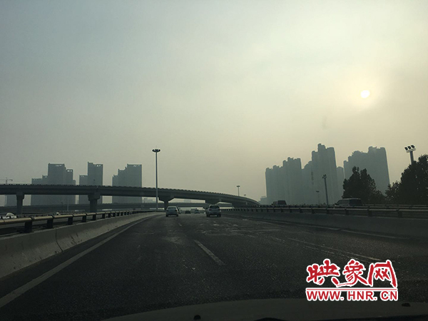 限行首日，三環(huán)橋上橋下，車輛不多，交通狀況良好。