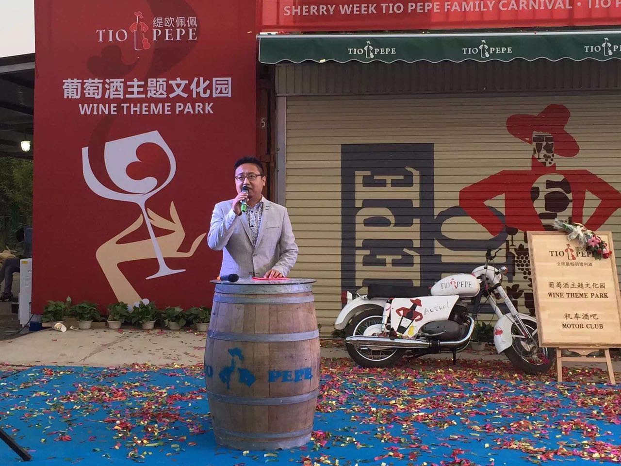我們的巖歐巴出場(chǎng)嘍！真的是迷倒臺(tái)下一片！