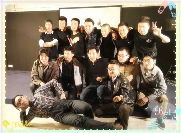 表演結(jié)束，看這哥們兒，為了和演員合影也是蠻拼的！