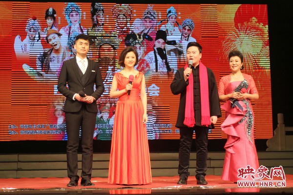 戲迷春晚主持人月陽(yáng)（右二）、李亞楠（右一）、王巖（左二）、王曉凡（左一）