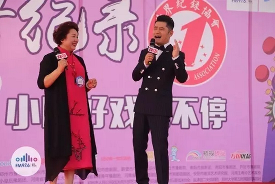 原來是關(guān)大帥哥的演唱，逗笑了全場觀眾
