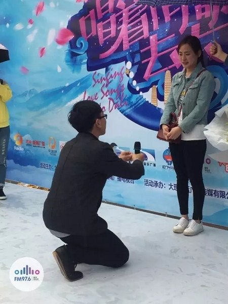 蘇世龍手捧戒指，單膝跪地向夢夢求婚，夢夢激動(dòng)的說不出話來，點(diǎn)頭答應(yīng)~