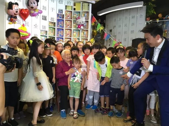 　　豫劇表演藝術(shù)家高潔老師和孩子們?cè)谝黄?，講述自己和戲曲的故事，祝福所有的小朋友節(jié)日快樂。