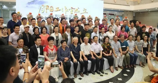 諸多藝術(shù)家和社會(huì)各界人士以及唐派弟子、戲迷到場(chǎng)祝賀