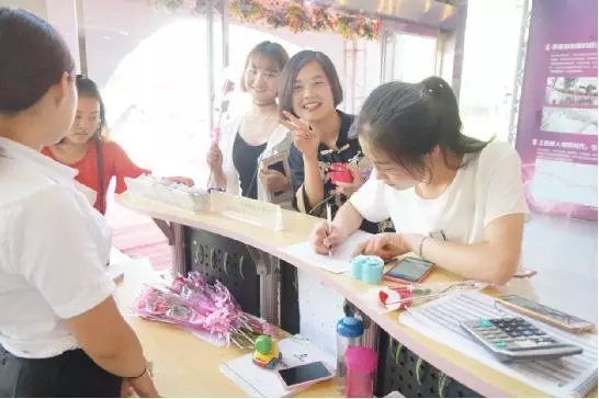 到場嘉賓均獲得巧克力一盒，女士另外還獲得獲得玫瑰花一支。