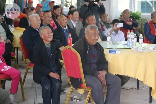 臺上展風(fēng)采，臺下笑開懷