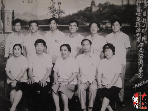 上世紀(jì)80年代袁秀蓮所在的許昌越調(diào)劇團主要演員演出結(jié)束與劇院工作人員留影