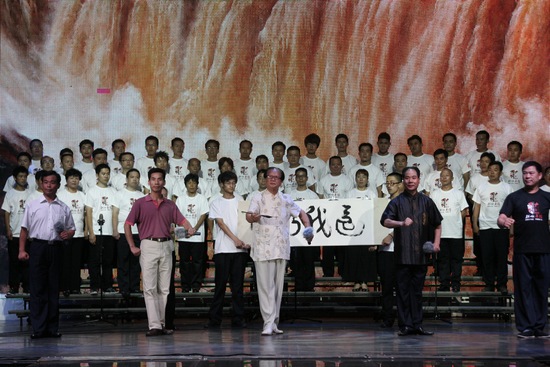 著名表演藝術(shù)家、唐派傳人賈廷聚（中），率眾弟子演唱唐派經(jīng)典名段《還我河山》