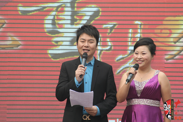 活動(dòng)由著名戲曲節(jié)目主持人，河南電臺(tái)戲曲廣播當(dāng)家小生月陽(yáng)（左）戲曲廣播《票友排行榜》主持人丁蘭（右）主