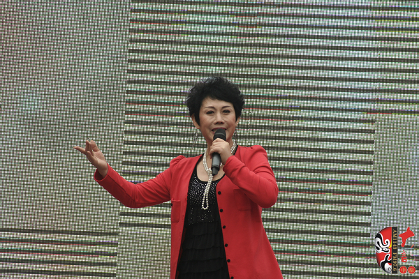 著名豫劇表演藝術(shù)家魏俊英現(xiàn)場(chǎng)演唱豫劇《紅菊》選段“十祝福”、《五世請(qǐng)纓》選段“先王爺封我是個(gè)長(zhǎng)壽星”