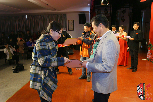 河南電臺(tái)戲曲廣播副總監(jiān)張彤、安徽戲曲廣播副總監(jiān)汪源、陜西戲曲廣播資深音樂編輯焦詠為晉級(jí)選手頒發(fā)晉級(jí)牌