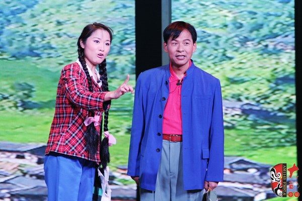 第二場，河南省豫劇三團(tuán)優(yōu)秀演員劉海功（右）飾栓保，安陽市票友景永芳（左）飾銀環(huán)