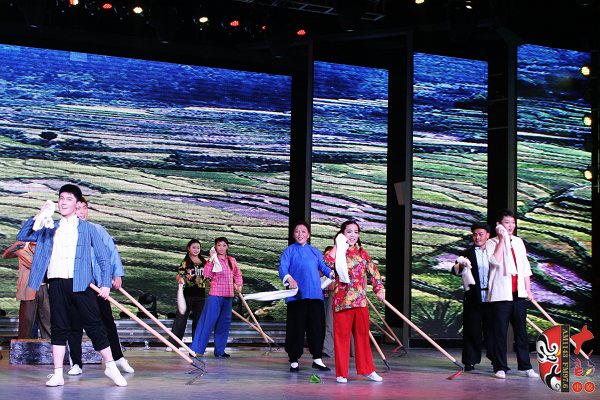 群眾勞動(dòng)場面，劇中演員包含票友、專業(yè)演員、戲迷