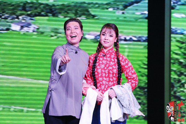 第九場，河南電臺(tái)戲曲廣播總監(jiān)木子（左）飾栓保娘，素雅青年豫劇團(tuán)劉帥毅（右）飾銀環(huán)