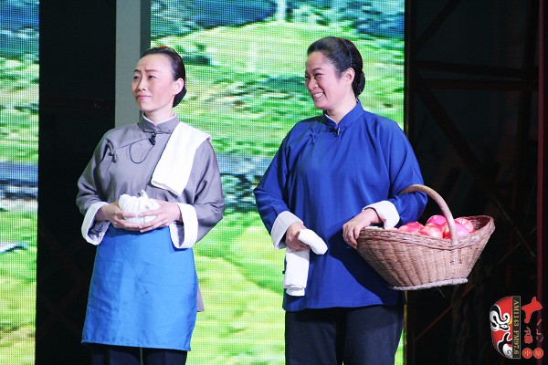 第七場，河南電臺(tái)戲曲廣播副總監(jiān)、中國播音主持金話筒獎(jiǎng)獲得者張彤（左）飾栓保娘