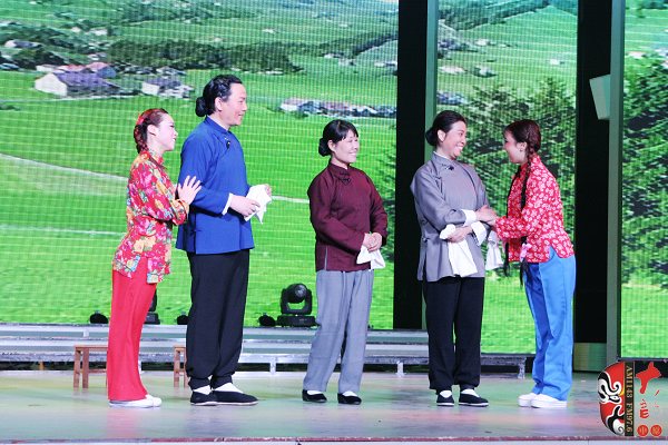 著名戲曲節(jié)目主持人、河南電臺(tái)戲曲廣播當(dāng)家小生月陽（左二）反串飾演二大娘