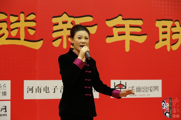 戲曲廣播主持人王唯、曉琴、丁蘭、李鋮及鄭州市曲劇團(tuán)優(yōu)秀演員張娜共同表演的小品《賣鞋》