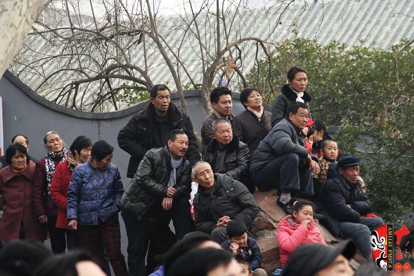 人民公園演出現(xiàn)場(chǎng)擠滿了觀眾，圖為觀眾爬上假山山頭