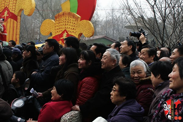 人民公園現(xiàn)場(chǎng)人頭攢動(dòng)，其他媒體記者不得不舉起相機(jī)拍照