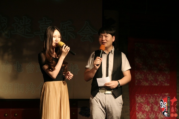 主持人：河南電臺戲曲廣播《越學越開心》主持人張琳，著名戲曲節(jié)目主持人、戲曲廣播當家小生月陽