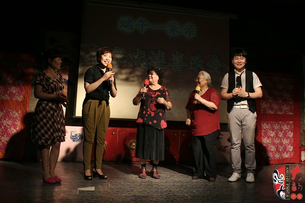 戲曲廣播總監(jiān)木子、豫劇表演藝術家楊華瑞、高潔、戲曲廣播當家小生月陽、票友張華合作表演《朝陽溝》選段