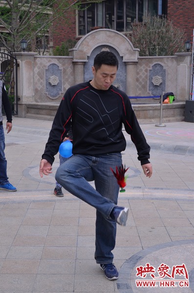 說是比賽，其實(shí)就是活力的釋放，就是開心的海洋，丟沙包、踢毽子、三人四足、滾鐵環(huán)等項(xiàng)目