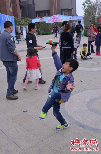 小弟弟，你玩?zhèn)€托球不用這么夸張吧，哈哈！