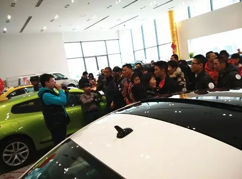 現(xiàn)場活動由私家車廣播《999車生活》主播飛揚、佳雨主持，新年呵護，溫暖你一路。