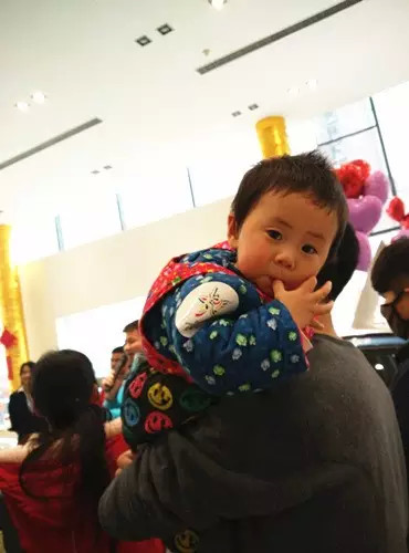 小朋友雖然你骨骼清奇，但是米、油你照樣拎不動啊，還是乖乖的油卡拿好吧。