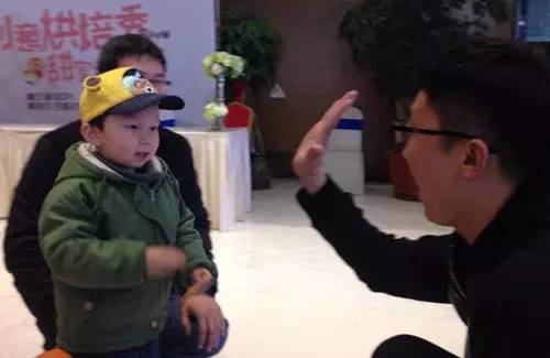老楊你真心的是童心未泯啊，來，跟叔叔Give Me Five！