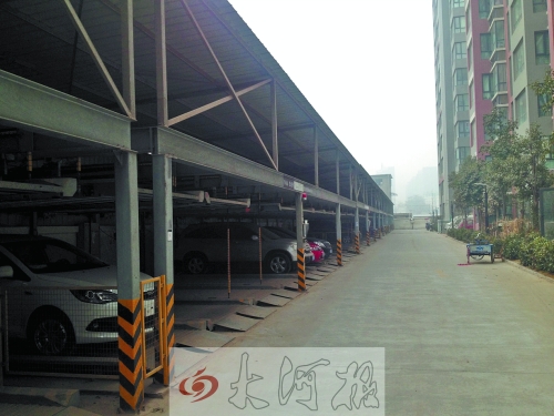 中原區(qū)新禧園小區(qū)，靠著圍墻的空地，建成兩層立體車庫。