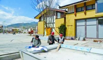 　　別墅工地，工人正在施工。