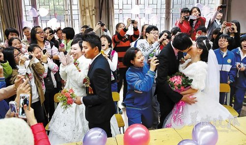 10對(duì)老師新人在校園里舉行集體婚禮，在教室里接新娘、拜堂