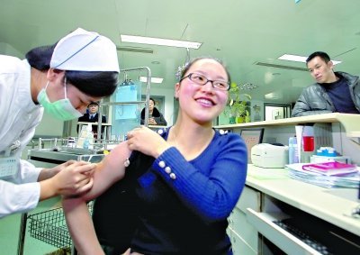 昨日，向雪敏在同濟(jì)醫(yī)院血液科病房打動員劑，丈夫陳武右在身后注視著妻子 記者傅克強(qiáng)
