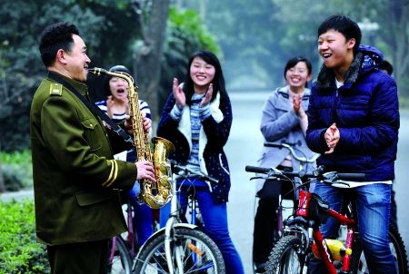 自學(xué)三種樂(lè)器，大學(xué)保安哥夢(mèng)想開(kāi)音樂(lè)會(huì)