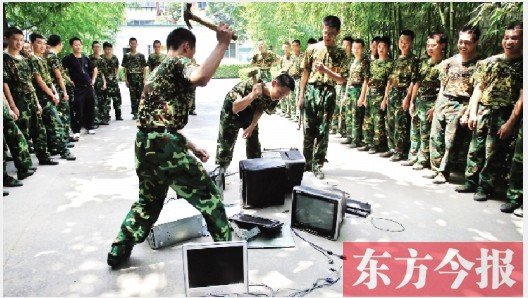 為了讓孩子表達戒除網(wǎng)癮的決心，學校組織孩子親手砸毀電腦