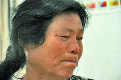 談及女兒的病情，王學(xué)鳳不禁哭了出來
