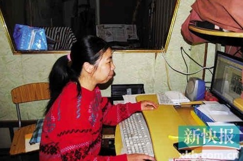 在狹小簡陋的住處，陳敏莉最專注的事情是通過網(wǎng)絡即時了解公益信息