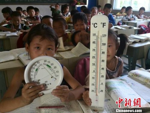 6月3日，下午四點，昆明市東川區(qū)因民鎮(zhèn)中心學(xué)校一年級教室溫度達到44℃