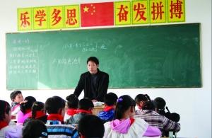 張從友先把妻子帶到學校，然后會準時為學生們上課