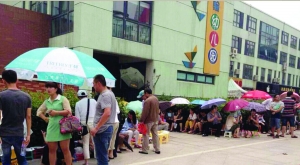 金壇市實(shí)驗(yàn)幼兒園門前，家長(zhǎng)在排隊(duì)